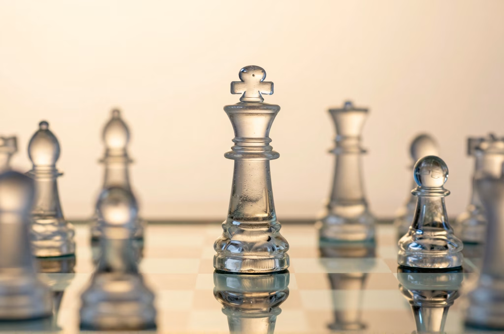 Pieces d'echecs en verre sur echiquier reflechissant symbolisant la strategie de decision data-driven