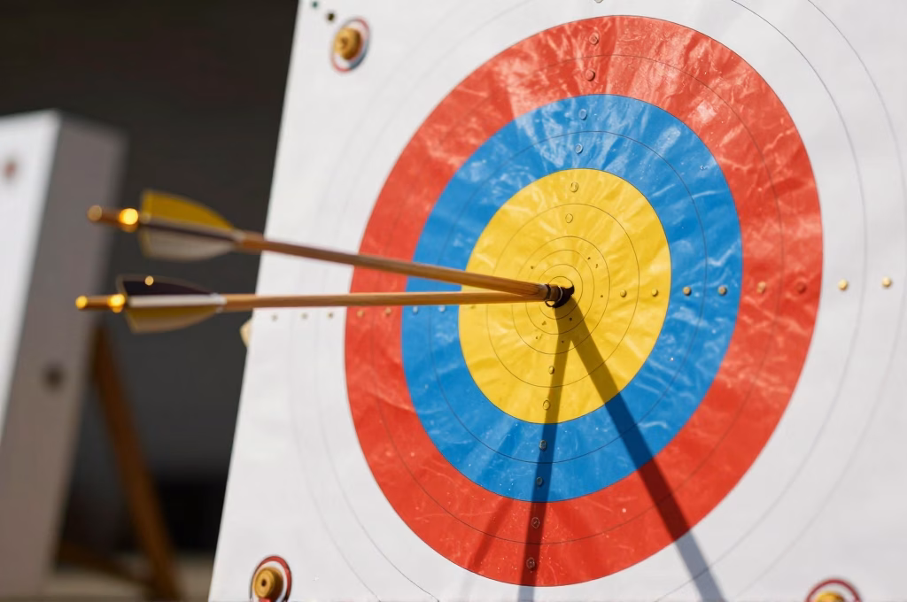 Cible de tir a l'arc avec fleches dorees en plein centre, metaphore de la precision des KPIs Google Ads