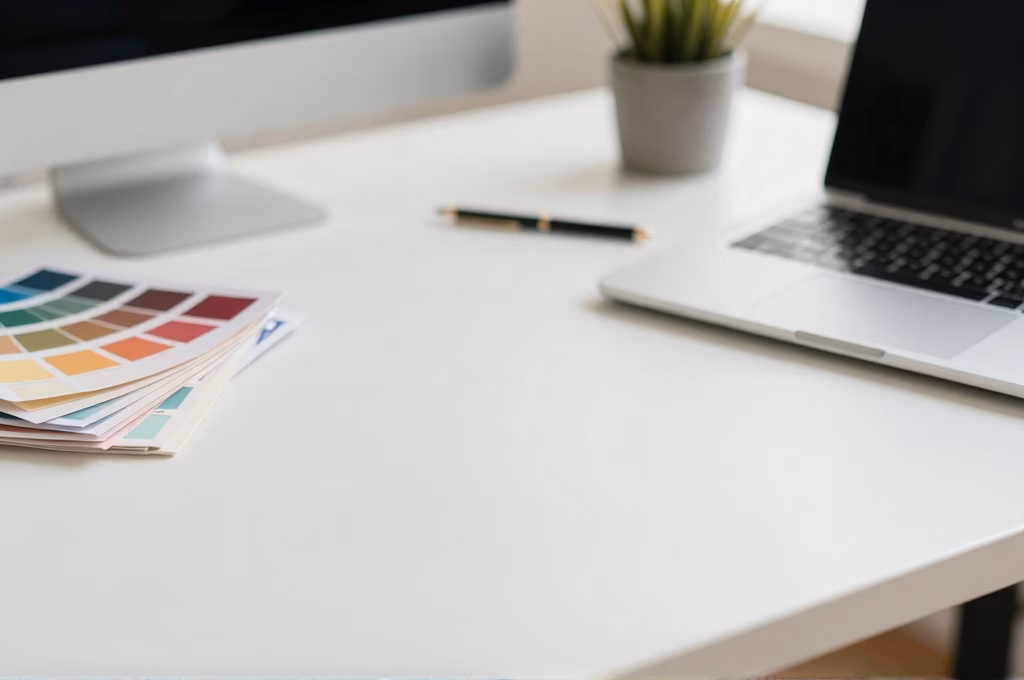 Éléments essentiels d'une landing page performante illustrés dans un espace de travail créatif