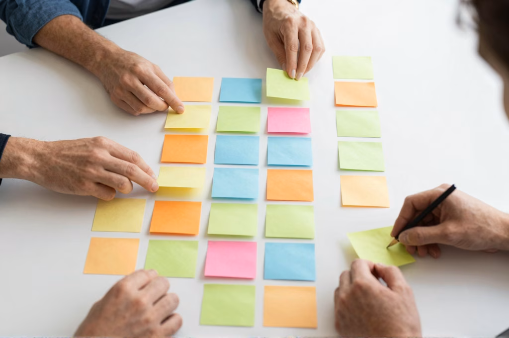 Equipe organisant la planification d'un projet de refonte site internet avec des post-it
